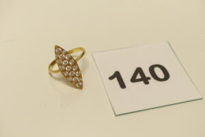 1 Bague marquise en or 750/1000 (18K) ornée de nombreuses pierres (Td54). PB 2,8g