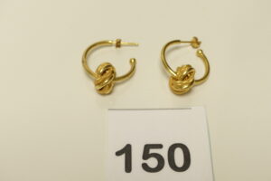 2 Créoles en or 750/1000 (18K) à décor dd'un motif en forme de noeud, coulissant et amovible (1 un peu abimé). PB 3,1g
