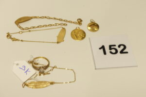 2 Bracelets (1 avec plaque d'identité vierge, Longueur 41cm)(1 avec plaque d'identité gravée, longueur 14cm), 1 médaille ouvragée, verso gravée, anneau de bout détérioré, 1 pendentif détérioré, le tout en or 750/1000 (18K). PB 7,3g 1 Bracelet à décor d'une plume (abimé, Longueur 20cm) et 1 bague ornée de pierres (1 chaton vide, Td45), le tou